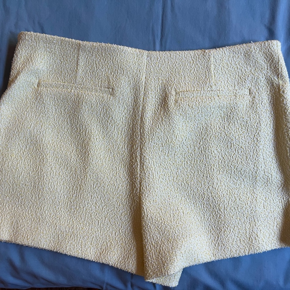 STRUCTURED SHORT SLEEVES BLAZER AND TEXTURED SHORT WITH GOLD BOTTONS - Picture 4 of 7